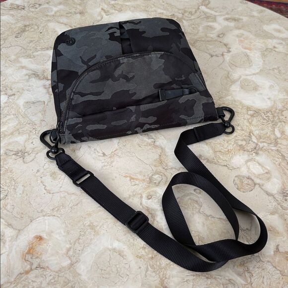 Lululemon All Night Festival Bag 5L in Jacquard Camo Cotton Obsidian/Black - Picture 14 of 14